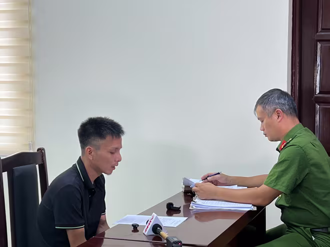 Cơ quan công an ghi lời khai đối tượng liên quan vụ án...