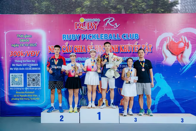 Ban tổ chức vinh danh các cặp đôi đoạt giải
