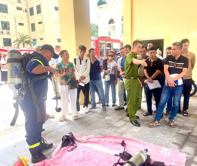 Đội chữa cháy và cứu nạn, cứu hộ khu vực số 14 triển khai cho người dân trải nghiệm công tác đảm bảo an toàn phòng cháy, chữa cháy