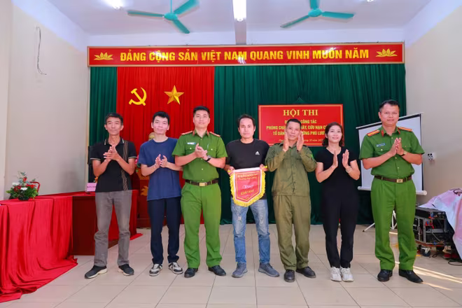 Đại diện Phòng Cảnh sát PCCC và CNCH cùng BCH Công an phường Phú Lương trao giải và chúc mừng Đội đoạt giải Nhì
