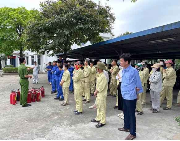 Báo cáo viên Đội Chữa cháy và cứu nạn, cứu hộ khu vực 19 hướng dẫn sử dụng bình chữa cháy và kỹ năng thao tác an toàn