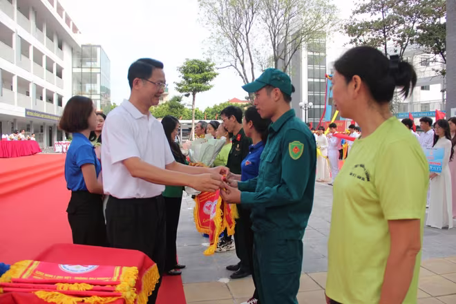 Đồng chí Trần Quang Đạo - Phó Bí thư Thường trực Đảng ủy phường Phú Thượng trao cờ lưu niệm cho đại diện đoàn dự thi Đồng chí Trần Quang Đạo - Phó Bí thư Thường trực Đảng ủy phường Phú Thượng trao cờ lưu niệm cho đại diện đoàn dự thi