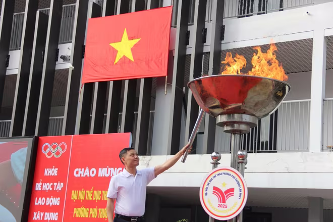 Đồng chí Nguyễn Quốc Hà - Bí thư Đảng ủy, Chủ tịch HĐND phường Phú Thượng thực hiện nghi thức châm đuốc tại Đại hội Đồng chí Nguyễn Quốc Hà - Bí thư Đảng ủy, Chủ tịch HĐND phường Phú Thượng thực hiện nghi thức châm đuốc tại Đại hội