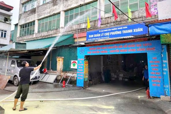 Lực lượng bảo vệ Ban quản lý chợ triển khai phương tiện tại chỗ Lực lượng bảo vệ Ban quản lý chợ triển khai phương tiện tại chỗ