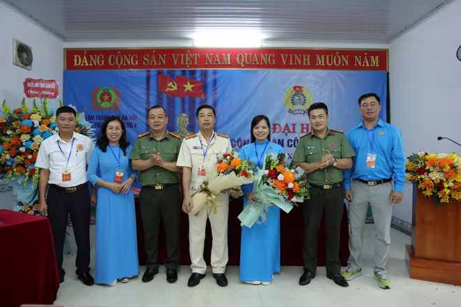 Thượng tá Lương Đức Hải, Trưởng Ban Công đoàn Công an thành phố; Đại tá Trần Văn Hùng, Chủ tịch HĐQT, kiêm Tổng Giám đốc công ty Tháng 8 - Công an thành phố Hà Nội chúc mừng Đại hội Công đoàn cơ sở Công ty Tháng 8 nhiệm kỳ 2025-2030 Thượng tá Lương Đức Hải, Trưởng Ban Công đoàn Công an thành phố; Đại tá Trần Văn Hùng, Chủ tịch HĐQT, kiêm Tổng Giám đốc công ty Tháng 8 - Công an thành phố Hà Nội chúc mừng Đại hội Công đoàn cơ sở Công ty Tháng 8 nhiệm kỳ 2025-2030