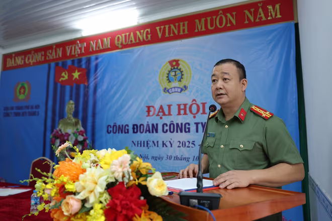 Đại tá Trần Văn Hùng, Chủ tịch HĐQT kiêm Tổng giám đốc Công ty tháng 8 - CATP Hà Nội phát biểu tại đại hội Đại tá Trần Văn Hùng, Chủ tịch HĐQT kiêm Tổng giám đốc Công ty tháng 8 - CATP Hà Nội phát biểu tại đại hội