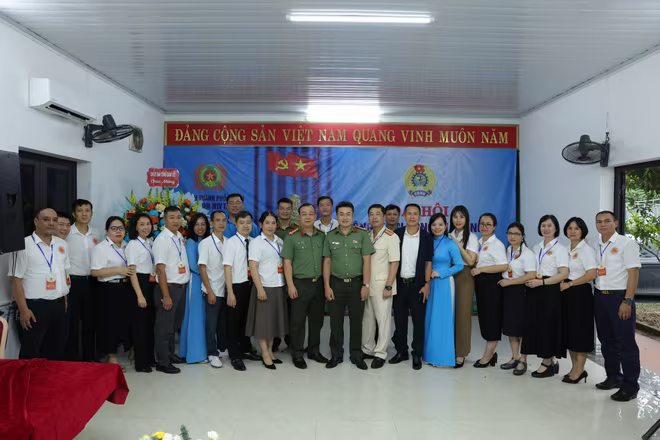 Ban Công an đoàn Công an thành phố chụp ảnh lưu niệm với các đại biểu tại Đại hội Ban Công an đoàn Công an thành phố chụp ảnh lưu niệm với các đại biểu tại Đại hội
