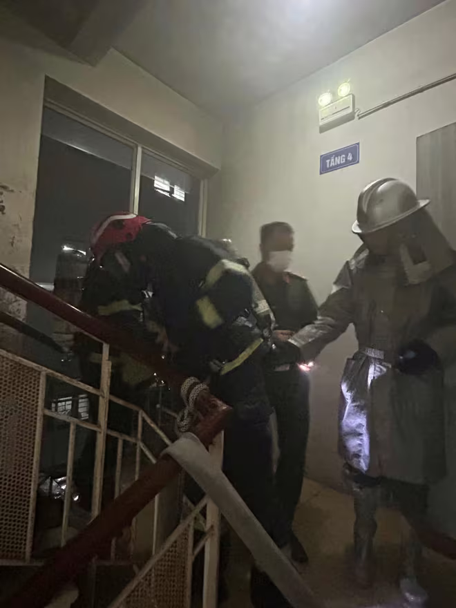 Cảnh sát PCCC và CNCH hướng dẫn 2 người thoát nạn an toàn Cảnh sát PCCC và CNCH hướng dẫn 2 người thoát nạn an toàn