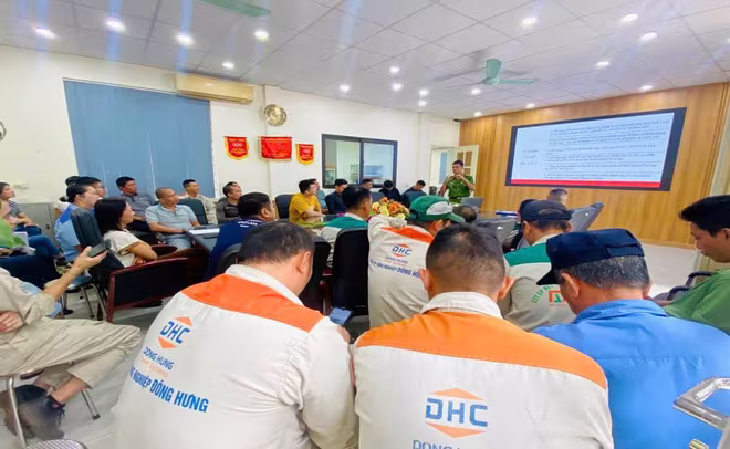 Thiếu tá Phạm Đăng Quý - Cán bộ Đội CC&amp;CNCH khu vực số 20 phổ biến kiến thức pháp luật về PCCC và CNCH