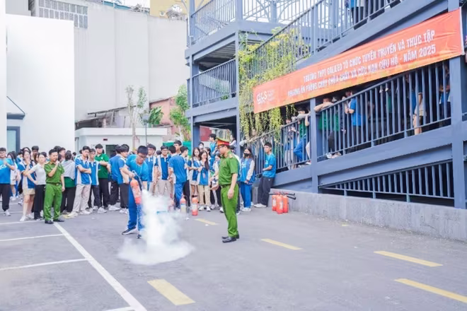 Hướng dẫn các em học sinh cách sử dụng bình chữa cháy xách tay dập tắt đám cháy