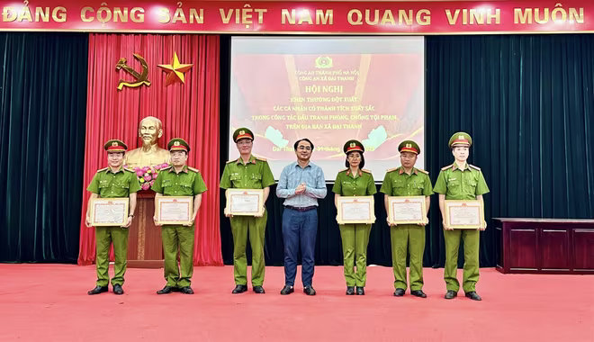 Lãnh đạo xã Đại Thanh trao khen thưởng đột xuất tập thể, cá nhân có thành tích trong truy bắt tội phạm truy nã