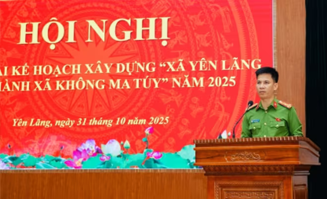 Thượng tá Trần Thanh Tùng, Trưởng Công an xã Yên Lãng phát biểu tại hội nghị