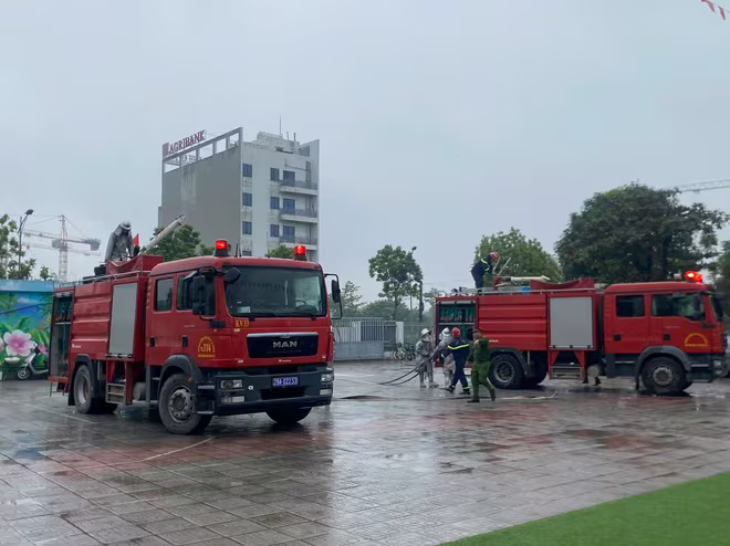 CBCS Đội Chữa cháy và CNCH khu vực số 33 nhanh chóng có mặt tại hiện trường, phối hợp với lực lượng PCCC và CNCH cơ sở triển khai diễn tập chữa cháy, CNCH