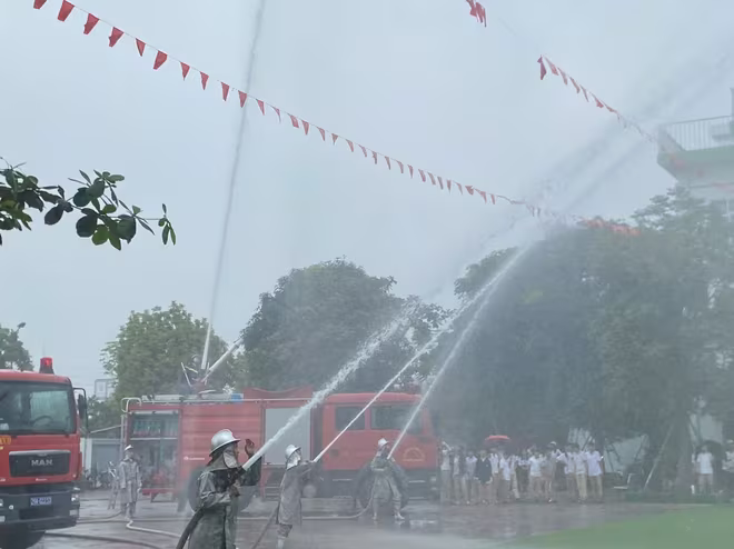 Lực lượng Cảnh sát PCCC và CNCH triển khai dập tắt đám cháy giả định