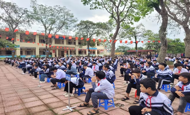 Các em học sinh tham gia buổi tuyên truyền