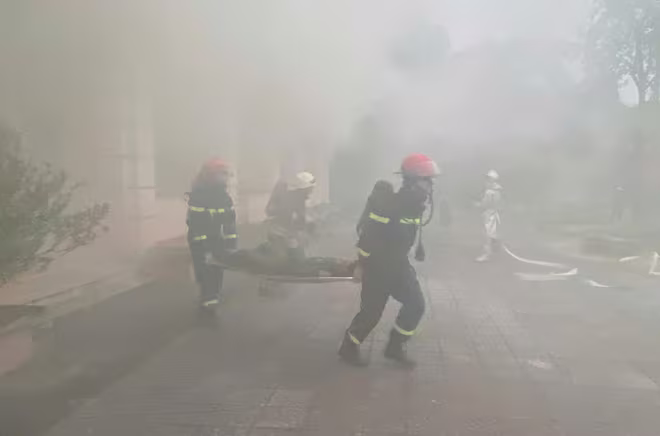 Lực lượng Cảnh sát PCCC và CNCH chuyên nghiệp tổ chức cứu người bị nạn và đưa ra khu vực an toàn trong tình huống giả định