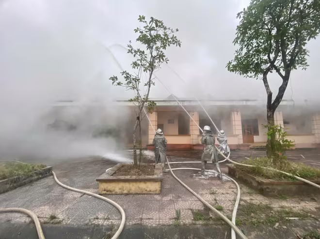 Lực lượng Cảnh sát PCCC và CNCH thành phố triển khai dập tắt đám cháy giả định