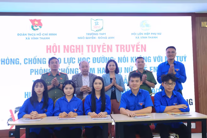 Đại diện học sinh nhà trường ký cam kết Đại diện học sinh nhà trường ký cam kết