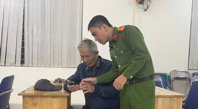 Kết quả, 100% cán bộ, đảng viên Công an phường Tây Hồ đã tham gia góp ý đầy đủ, nghiêm túc, thể hiện tinh thần trách nhiệm cao, ý thức chính trị vững vàng và niềm tin sâu sắc vào sự lãnh đạo của Đảng Kết quả, 100% cán bộ, đảng viên Công an phường Tây Hồ đã tham gia góp ý đầy đủ, nghiêm túc, thể hiện tinh thần trách nhiệm cao, ý thức chính trị vững vàng và niềm tin sâu sắc vào sự lãnh đạo của Đảng