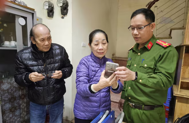 Lực lượng Công an phường cũng tăng cường tuyên truyền hướng dẫn đảng viên nghiên cứu nội dung, truy cập và thực hiện góp ý trên ứng dụng VNeID theo đúng quy trình Lực lượng Công an phường cũng tăng cường tuyên truyền hướng dẫn đảng viên nghiên cứu nội dung, truy cập và thực hiện góp ý trên ứng dụng VNeID theo đúng quy trình