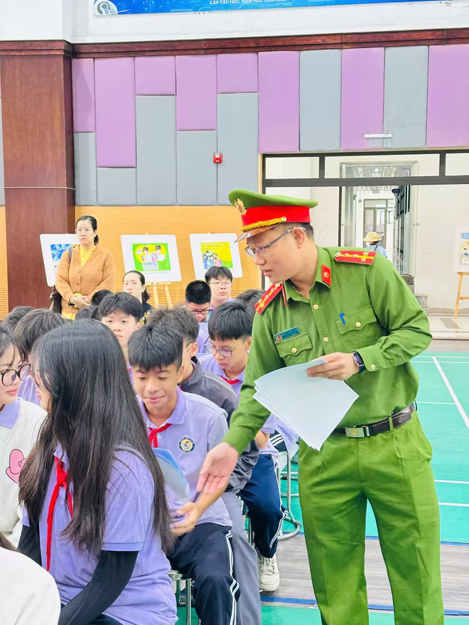 Công an phường Tây Hồ tuyên truyền, giao lưu, trao đổi kiến thức pháp luật với học sinh Công an phường Tây Hồ tuyên truyền, giao lưu, trao đổi kiến thức pháp luật với học sinh