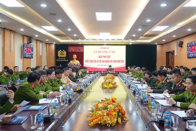 Đại tá Nguyễn Ngọc Quyền, Phó Bí thư Đảng ủy, Phó Giám đốc Công an thành phố Hà Nội chủ trì điểm cầu tại Công an thành phố Đại tá Nguyễn Ngọc Quyền, Phó Bí thư Đảng ủy, Phó Giám đốc Công an thành phố Hà Nội chủ trì điểm cầu tại Công an thành phố