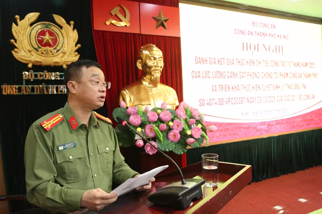 Thượng tá Hồ Lê Quân, Phó Trưởng phòng Tham mưu CATP trình bày báo cáo tiến độ, kết quả thực hiện các chỉ tiêu công tác phòng, chống tội phạm