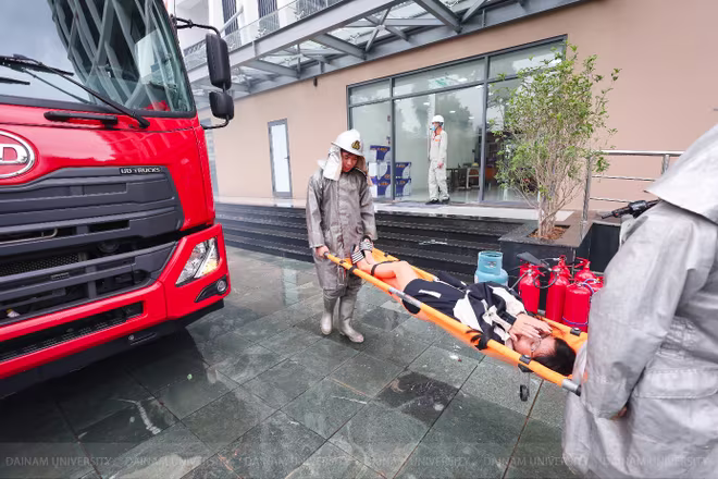 Người bị nạn được lực lượng Cảnh sát PCCC và CNCH đưa ra vị trí an toàn Người bị nạn được lực lượng Cảnh sát PCCC và CNCH đưa ra vị trí an toàn