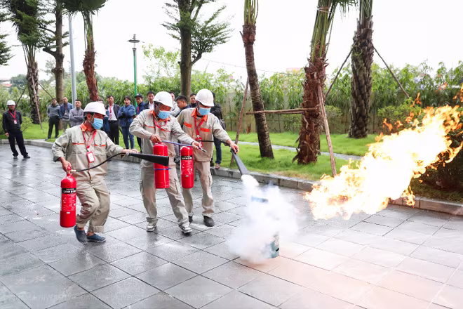 Đội PCCC và CNCH cơ sở thực hành sử dụng phương tiện chữa cháy Đội PCCC và CNCH cơ sở thực hành sử dụng phương tiện chữa cháy
