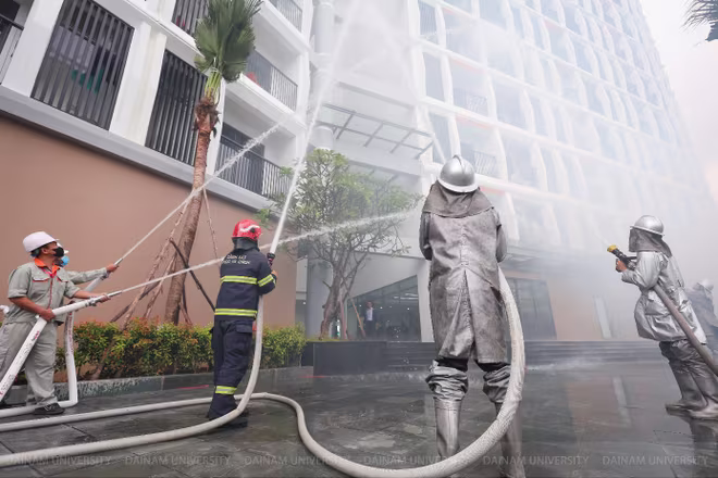 Lực lượng Cảnh sát PCCC và CNCH thành phố phối hợp lực lượng PCCC cơ sở triển khai các mũi chữa cháy và cứu nạn, cứu hộ Lực lượng Cảnh sát PCCC và CNCH thành phố phối hợp lực lượng PCCC cơ sở triển khai các mũi chữa cháy và cứu nạn, cứu hộ