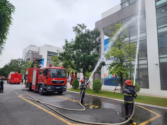 Lực lượng chữa cháy chuyên nghiệp triển khai đội hình chữa cháy