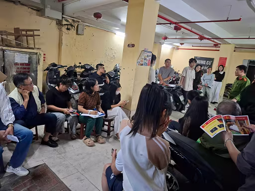 Người dân được nhận tài liệu, cẩm nang hướng dẫn công tác an toàn PCCC Người dân được nhận tài liệu, cẩm nang hướng dẫn công tác an toàn PCCC