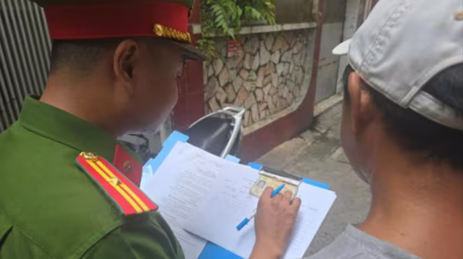 Công an phường Tây Hồ hướng dẫn người dân cập nhật thông tin dữ liệu phục vụ số hóa GPLX