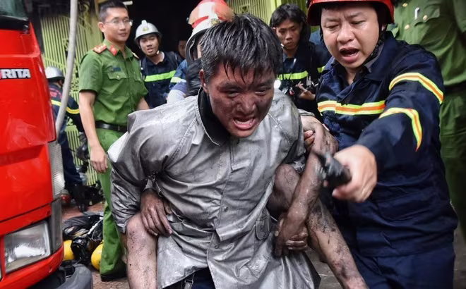 Cảnh sát PCCC và CNCH - Công an thành phố Hà Nội kịp thời cứu nạn nhân mắc kẹt trong đám cháy xảy ra tại ngôi nhà ở phố Núi Trúc năm 2019 Cảnh sát PCCC và CNCH - Công an thành phố Hà Nội kịp thời cứu nạn nhân mắc kẹt trong đám cháy xảy ra tại ngôi nhà ở phố Núi Trúc năm 2019