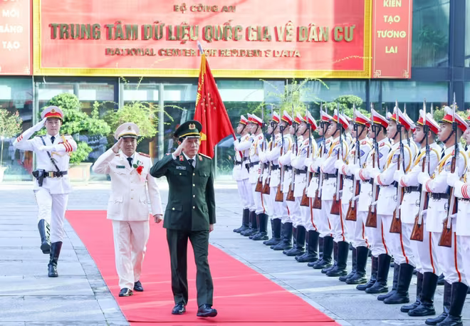 Đại tướng Lương Tam Quang, Bộ trưởng Bộ Công an duyệt đội Danh dự lực lượng Viễn thông và Cơ yếu CAND