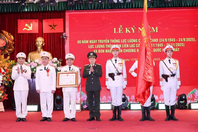 Đại tướng Lương Tam Quang trao Huân chương Bảo vệ Tổ quốc hạng Nhất tặng Cục Viễn thông và Cơ yếu