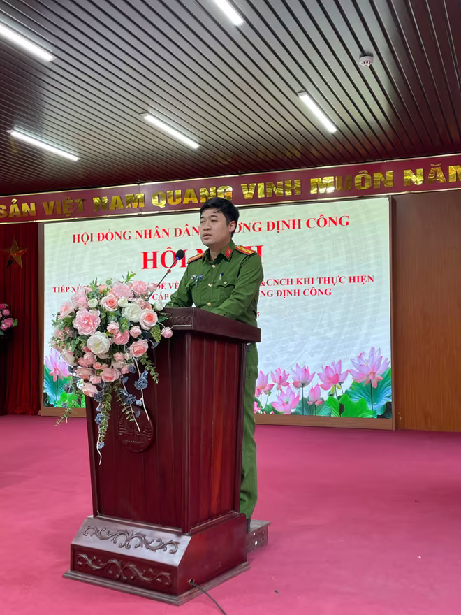 Thiếu tá Phạm Mạnh Tuấn – Phó Đội trưởng Đội Chữa cháy và CNCH khu vực số 12 – Phòng Cảnh sát PCCC và CNCH – Công an TP Hà Nội trả lời các đại biểu, cử tri tại hội nghị tiếp xúc cử tri về công tác Phòng cháy, chữa cháy và cứu nạn, cứu hộ