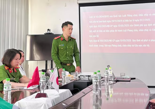 Báo cáo viên tuyên truyền và phổ biến kiến thức, quy định pháp luật về an toàn cháy, nổ tại buổi diễn tập