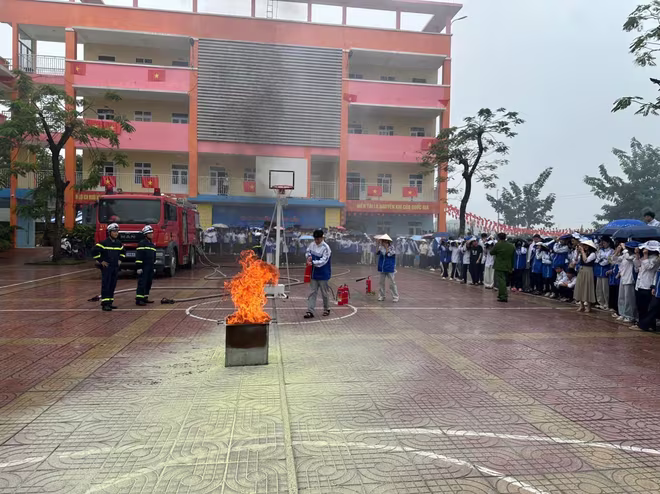 Các em học sinh được thực hành sử dụng bình chữa cháy dập tắt đám cháy