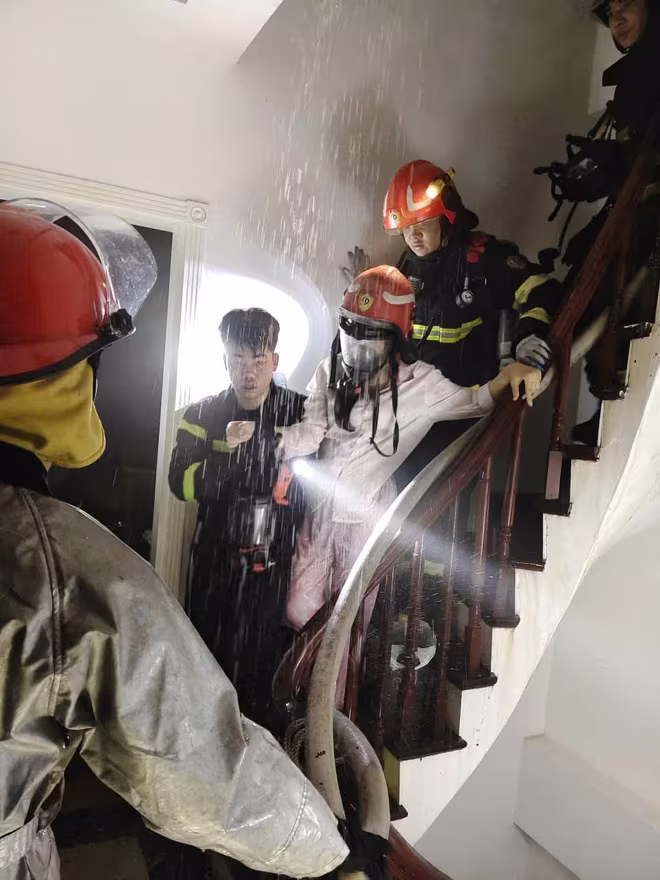 Lực lượng Cảnh sát Phòng cháy chữa cháy và cứu nạn cứu hộ đã kịp thời đưa nạn nhân đến nơi an toàn Lực lượng Cảnh sát Phòng cháy chữa cháy và cứu nạn cứu hộ đã kịp thời đưa nạn nhân đến nơi an toàn