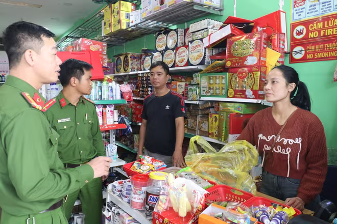 Lực lượng Cảnh sát PCCC và CNCH tuyên truyền an toàn cháy, nổ nâng cao nhận thức người dân Lực lượng Cảnh sát PCCC và CNCH tuyên truyền an toàn cháy, nổ nâng cao nhận thức người dân