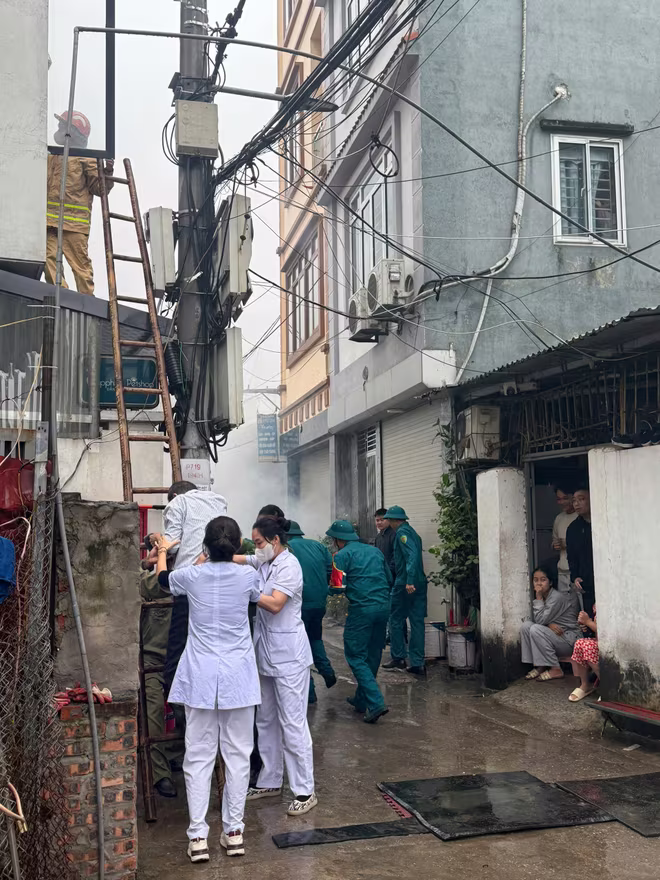 Các lực lượng cơ sở của UBND phường Long Biên triển khai hỗ trợ cứu nạn trong tình huống diễn tập Các lực lượng cơ sở của UBND phường Long Biên triển khai hỗ trợ cứu nạn trong tình huống diễn tập