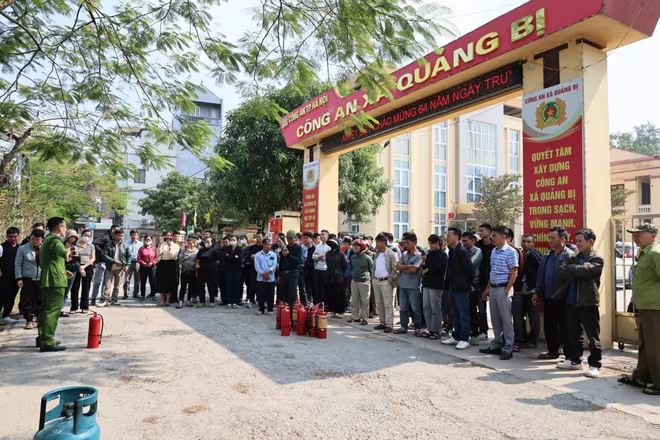 Cán bộ Đội CC&amp;CNCH khu vực số 28 hướng dẫn kỹ năng sử dụng phương tiện chữa cháy cho các cơ sở thuộc diện quản lý PCCC