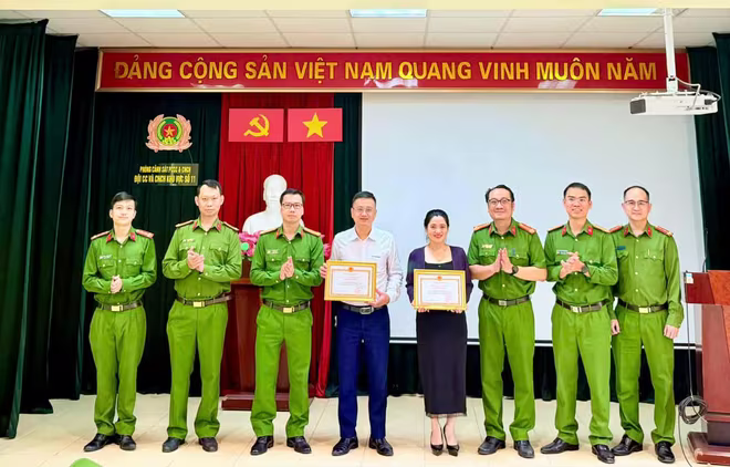 Trao quyết định cho các cơ sở đạt điển hình tiên tiến trong phong trào toàn dân tham gia phòng cháy, chữa cháy, cứu nạn, cứu hộ năm 2025