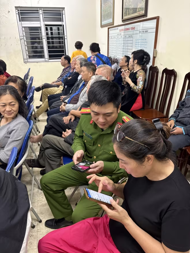 Tranh thủ mọi lúc, mọi nơi CBCS Công an phường Tây Hồ hỗ trợ người dân cập nhật dữ liệu bằng lái xe, đăng ký xe Tranh thủ mọi lúc, mọi nơi CBCS Công an phường Tây Hồ hỗ trợ người dân cập nhật dữ liệu bằng lái xe, đăng ký xe