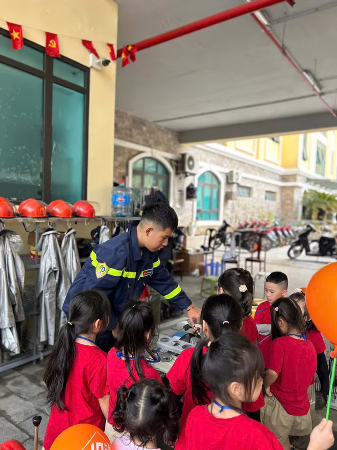 Lính cứu hoả hướng dẫn các em học sinh trải nghiệm về PCCC