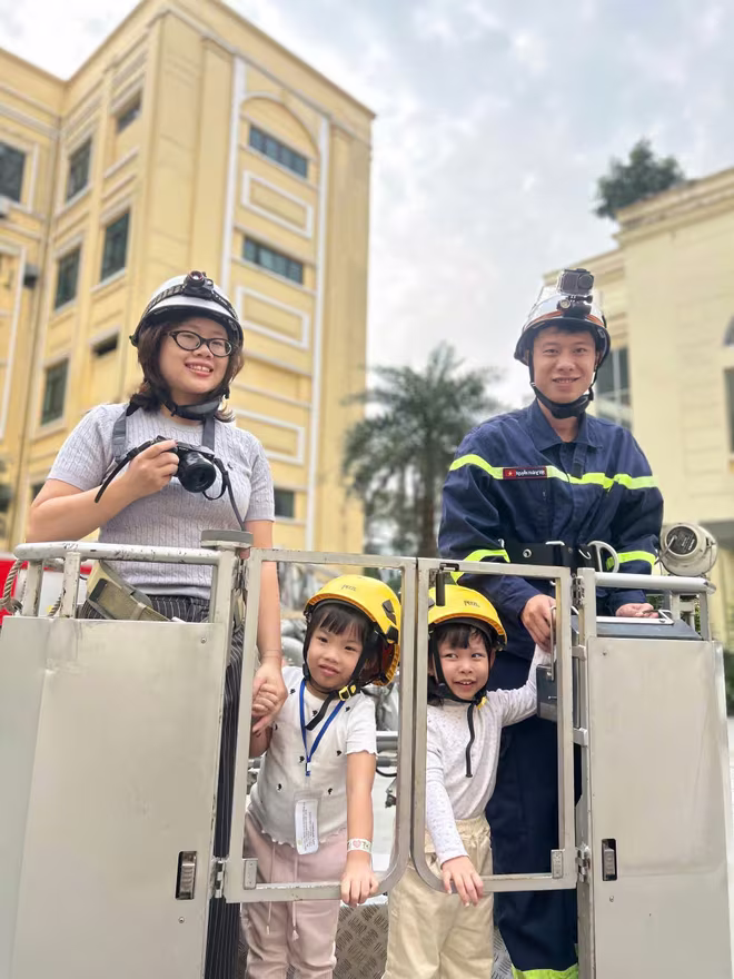 Các em học sinh trải nghiệm xe thang