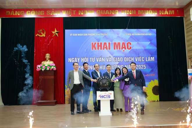 Các đồng chí lãnh đạo thực hiện nghi thức khai mạc Ngày hội tư vấn và giao dịch việc làm năm 2025