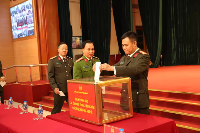 Các đồng chí trong Ban Giám đốc CATP Hà Nội gồm: Đại tá Nguyễn Ngọc Quyền, Đại tá Lê Văn Tuân, Đại tá Nguyễn Thành Long ủng hộ đồng bào miền Trung, Tây Nguyên khắc phục hậu quả do mưa lũ