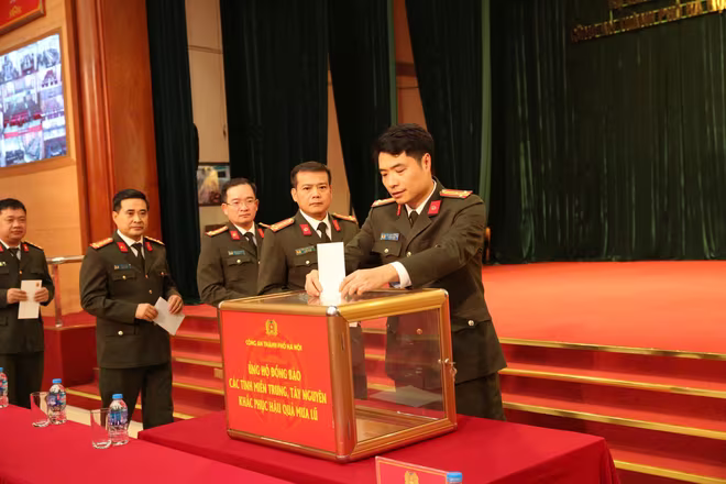 Đại diện chỉ huy các phòng chức năng Công an thành phố ủng hộ đồng bào miền Trung, Tây Nguyên bị ảnh hưởng, thiệt hại bởi mưa lũ